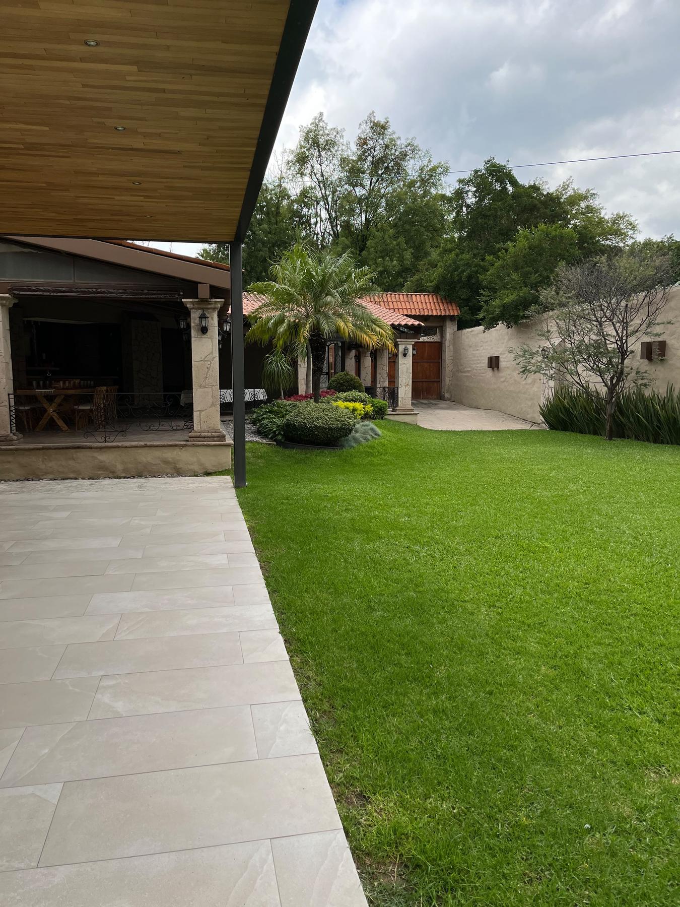 Jardín con pasto