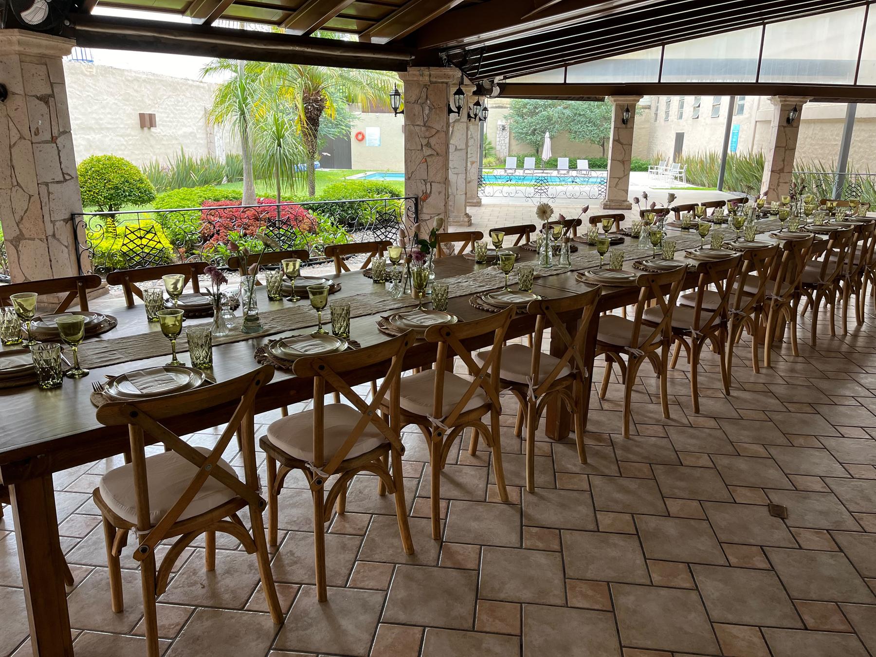 Terraza principal con mesas largas montadas